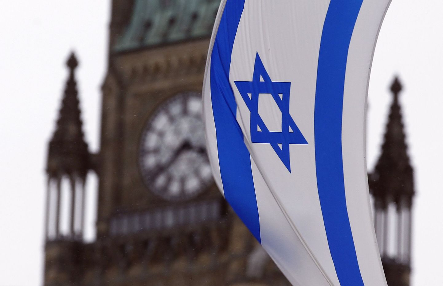 Iisraeli lipp Kanada pealinna Ottawa Rahutorni juures. Täna võtab Kanada peaminister Stephen Harper selles linnas vastu oma Iisraeli kolleegi  Benjamin Netanyahu.