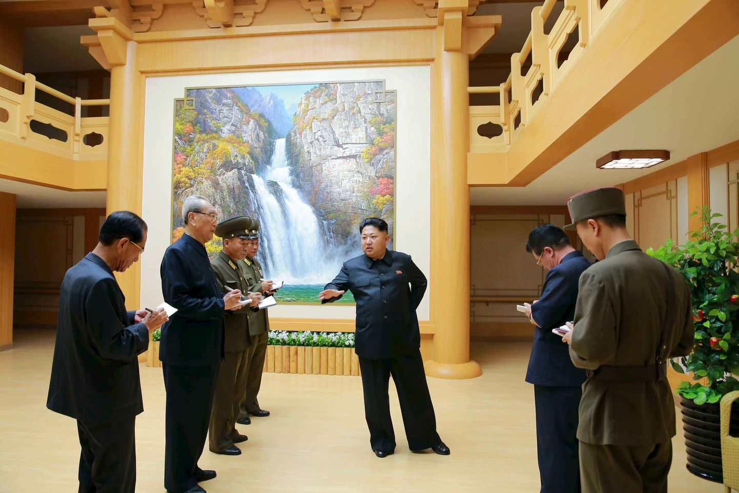Põhja-Korea liider Kim Jong-un koos ametnike ja sõjaväelastega
