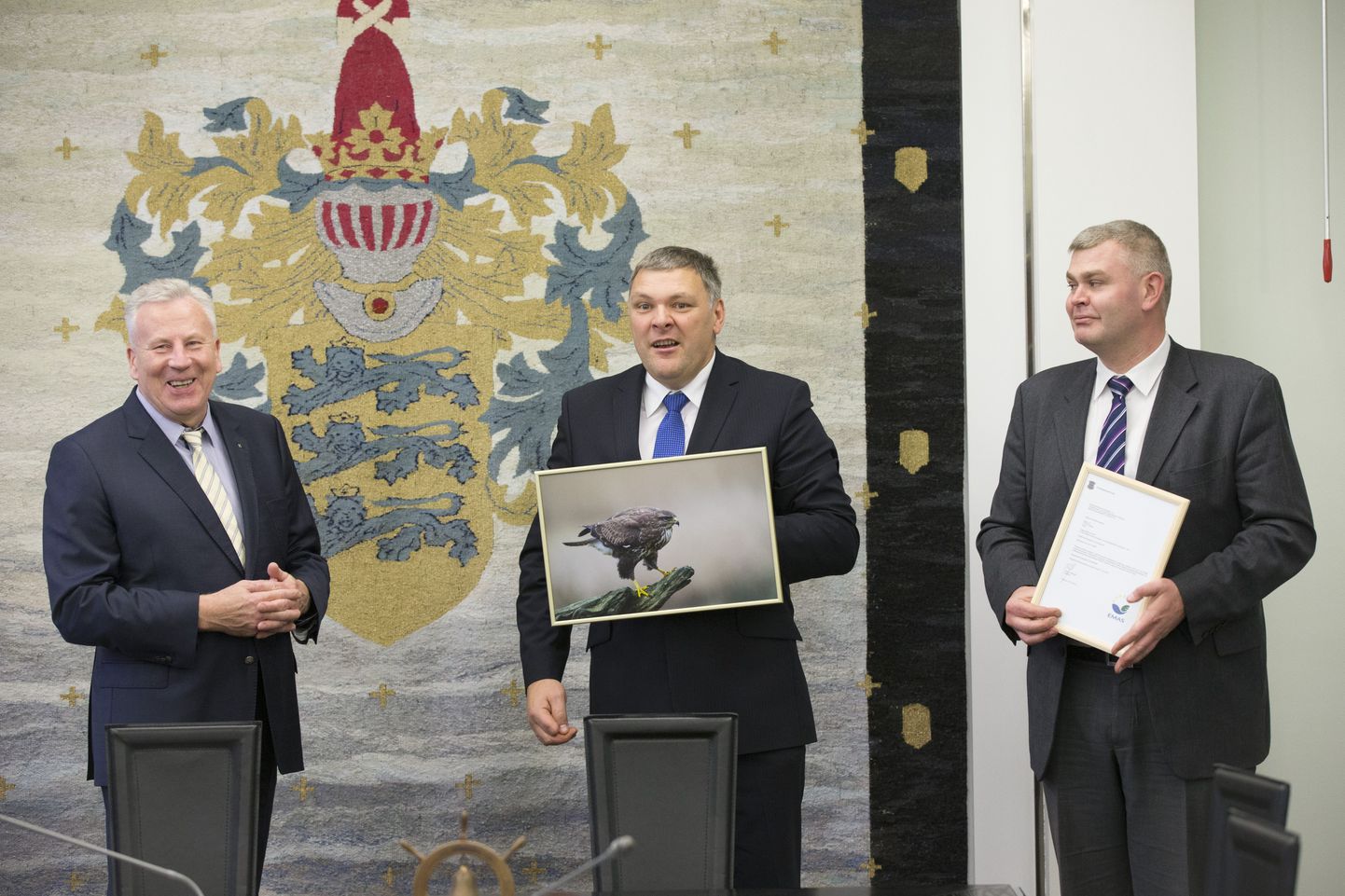 Keskkonnaminister Marko Pomerants (keskel) andis Tallinna abilinnapeale Arvo Sarapuule ja keskkonnaameti juhatajale Relo Ligile üle EMAS sertifikaadi.