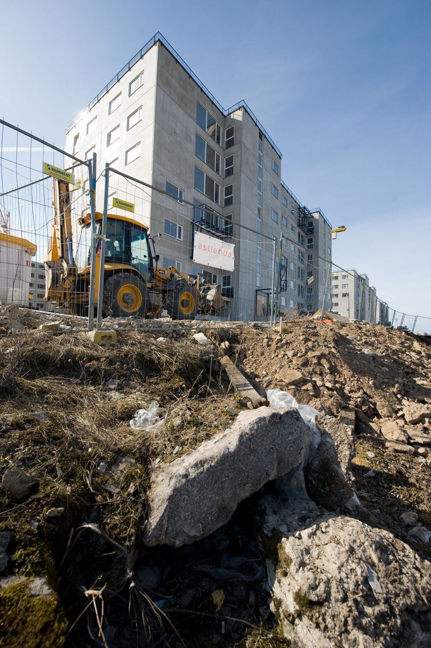 Lasnamäele kerkivad Tallinna linnavalitsuse tellimusel hirmkallid sotsiaalmajad.