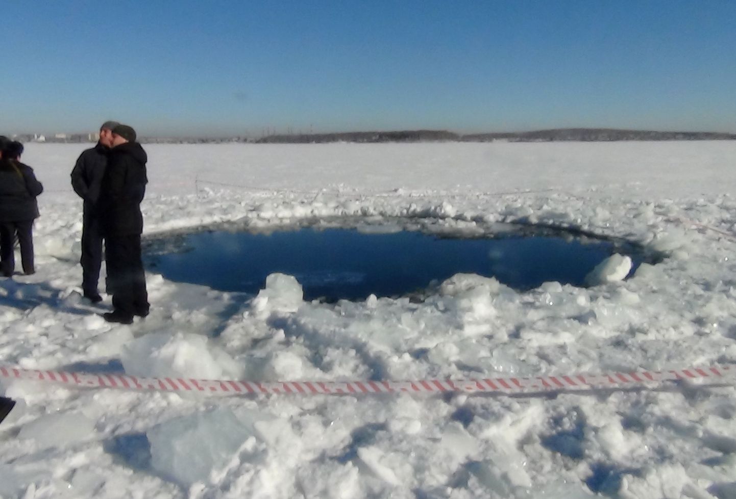 Teadlased saatsid sukeldujad otsima meteoriiditükke Tšebarkuli järvest, mille jäässe oli tekkinud suur auk