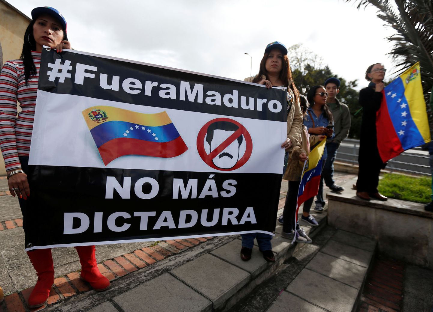 Inimesed hoidmas Maduro-vastast plakatit