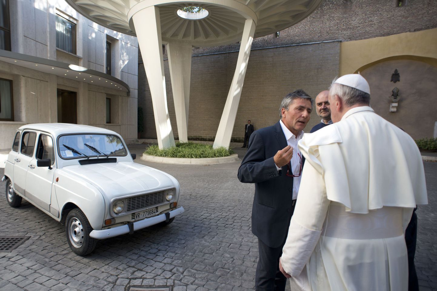 Itaalia preester Renzo Zocca kinkis paavstile 20-aastase Renault