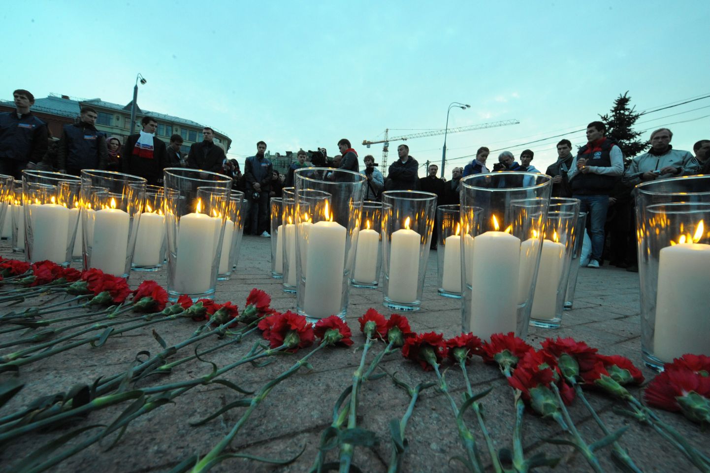 Nelgid ja küünlad Moskvas Lubjanka väljakul 29. märtsi pommiplahvatuste ohvrite mälestuseks.