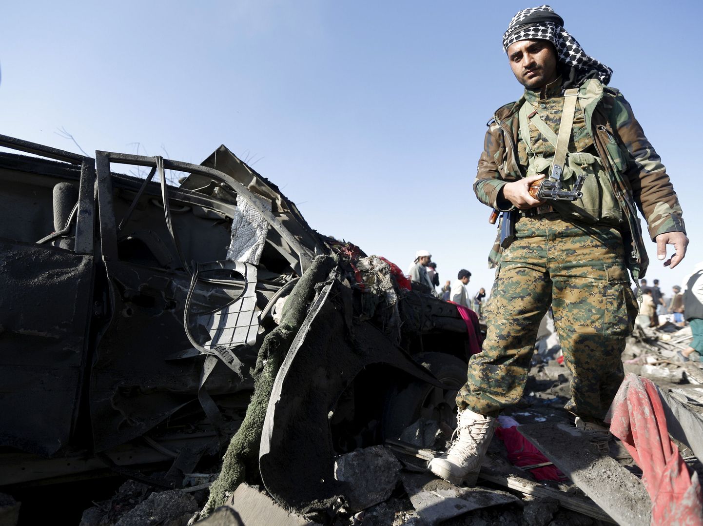 Huthi mässuline Sanaa lennuvälja lähistel 26. märtsil.