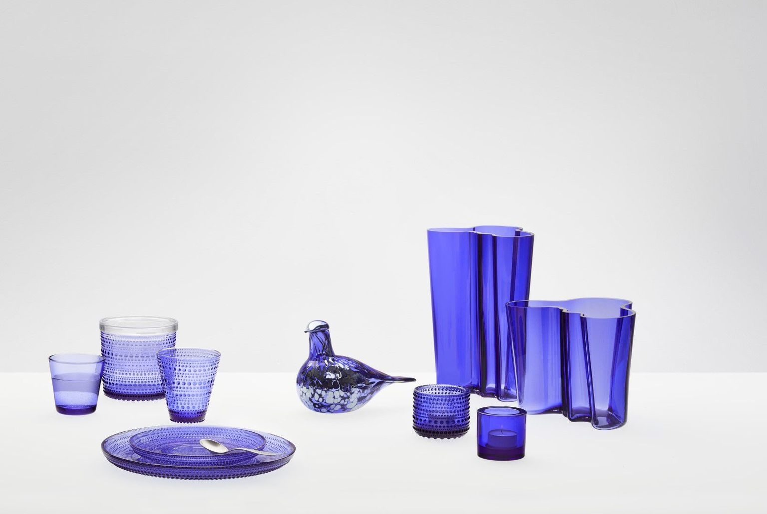 Iittala 2017. aasta värv on Soome auks ultramariinsinine.
