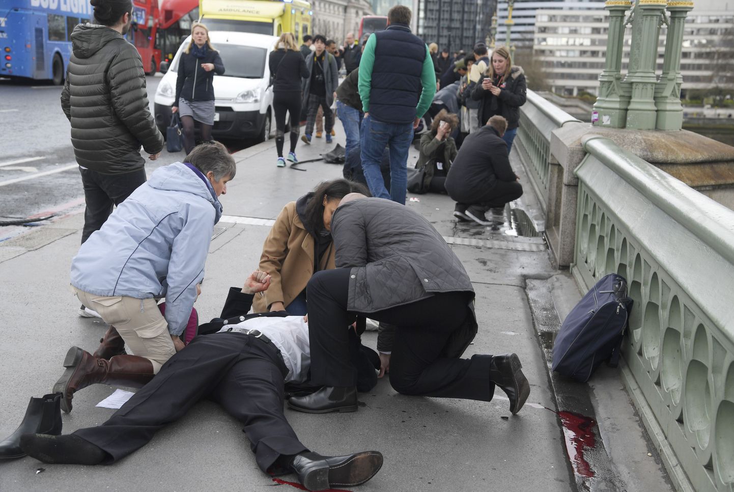 Пострадавшему в результате теракта на Вестминстерском мосту оказывают первую помощь.