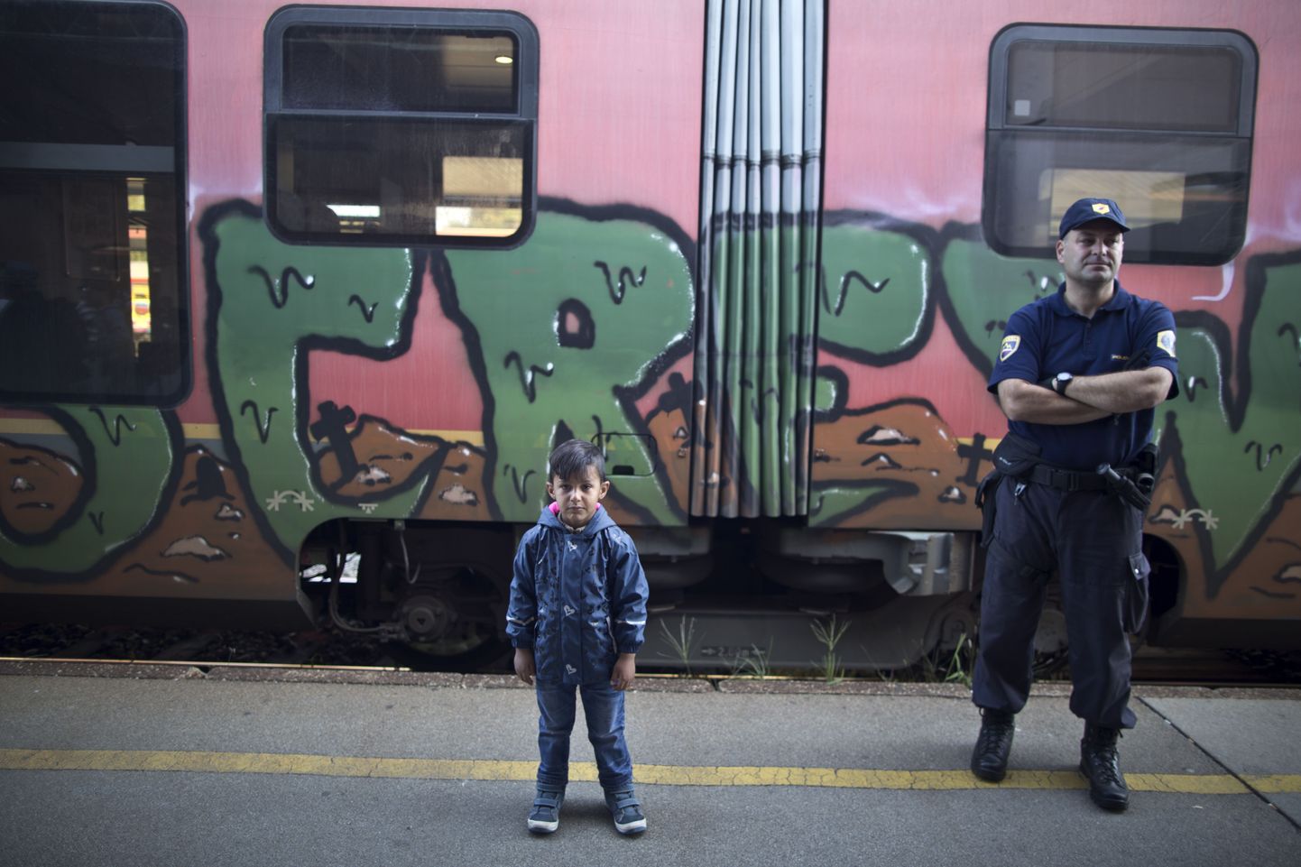 5.a. Iraagi pagulane Sajjad Hussein ootamas rongi Celjes, Sloveenias. Koos oma vanematega Iraagist, Basrast põgenenud poiss tahab jõuda Rootsi.