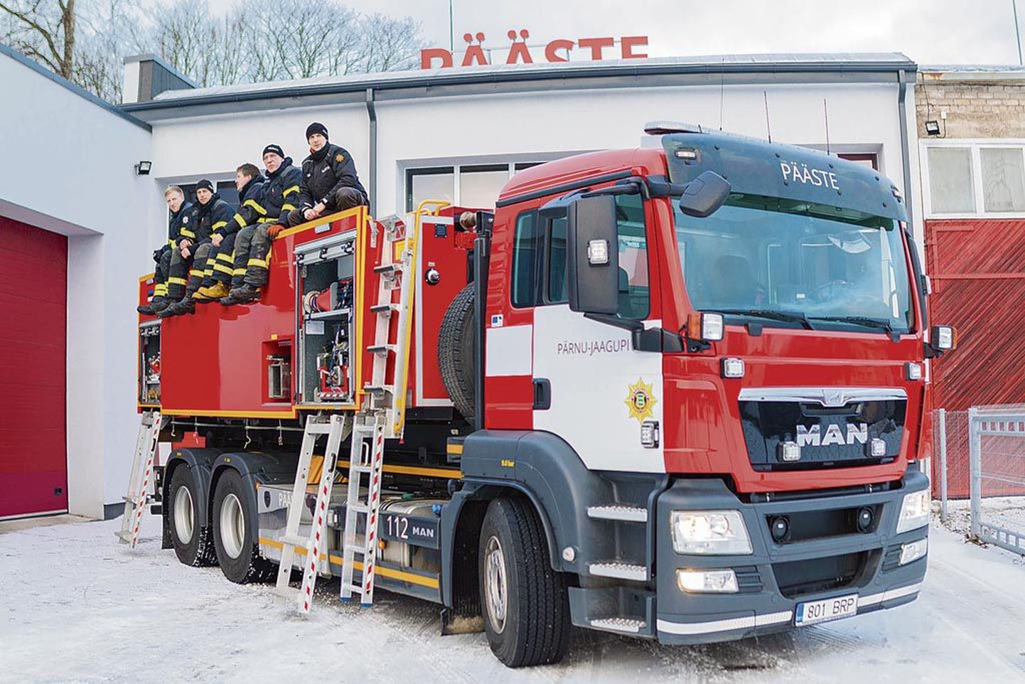 Pärnu-Jaagupisse saabunud uus päästeauto teeb ära mitme masina töö ja sellega saab õnnetuskohale vedada nii veekonteinerit kui lisavarustust.