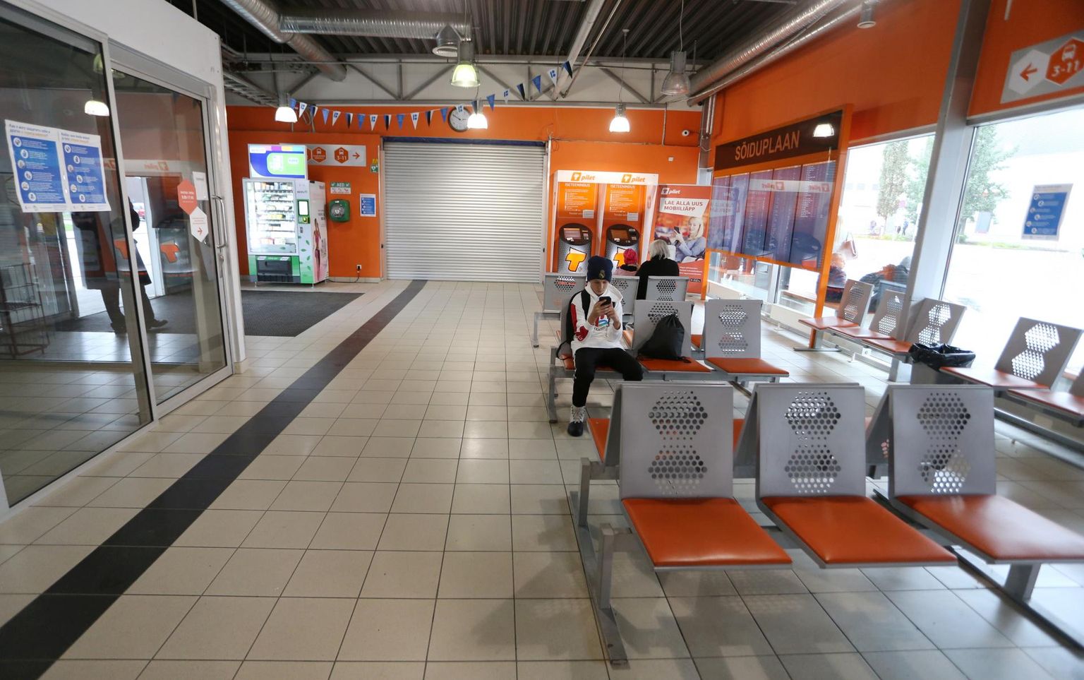 Väsinud ilmega Tartu bussijaama ootesaal kavatsetakse järgmisel aastal muuta avaramaks ja moodsamaks.