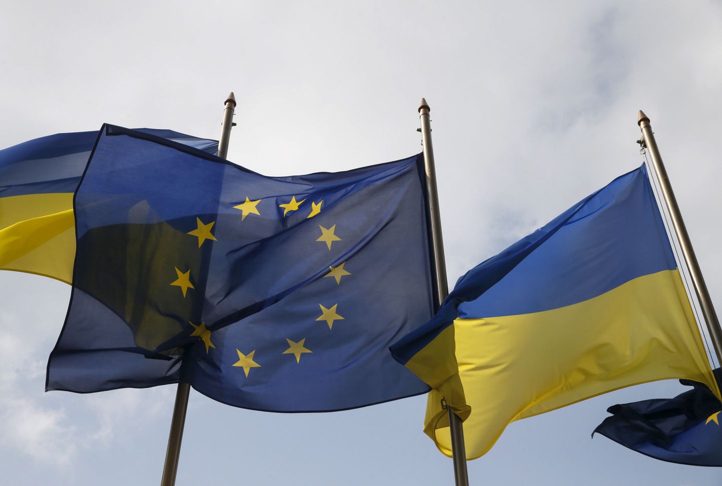 Ukrainian and EU flags fly in front of the Presidential Administration in Kiev, Ukraine, April 7, 2016. REUTERS/Valentyn Ogirenko