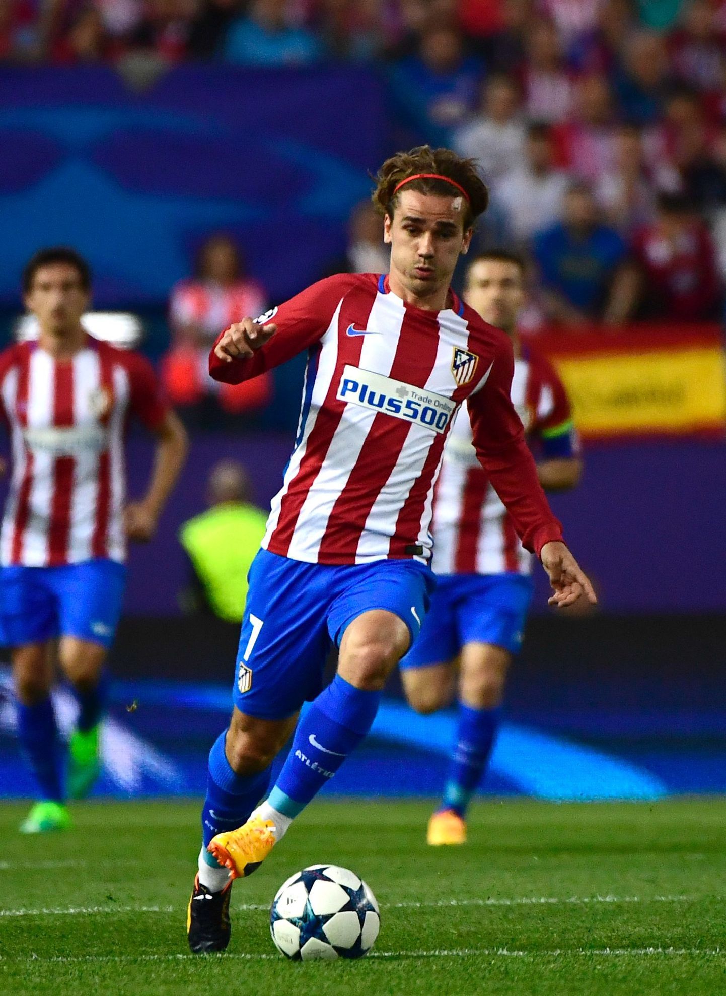 Atletico Madrid's French forward Antoine Griezmann chases a ball during the UEFA Champions League quarter final first leg football match Club Atletico de Madrid vs Leicester City at the Vicente Calderon stadium in Madrid on April 12, 2017. / AFP PHOTO / PIERRE-PHILIPPE MARCOU