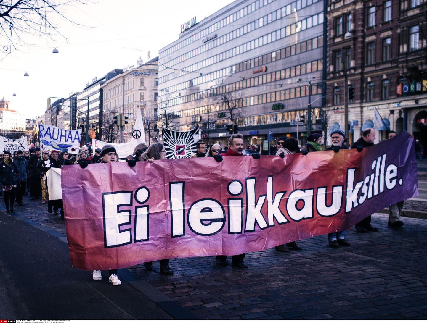 Varakevadine meeleavaldus Helsingis, kus nõuti valitsuselt igasugustest kärbetest loobumist.