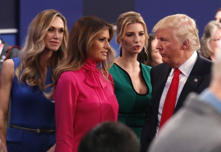 Trump pärast debatti koos oma tütre Ivanka Trumpi (paremalt teine), abikaasa Melania Trumpi (vasakult teine) ja minia Lara Yunaskaga (vasakul).