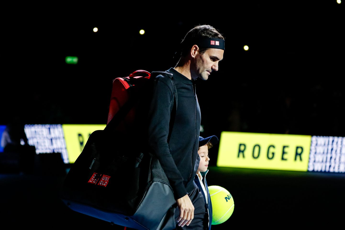 Roger Federer jäi ATP Finalsi turniiril Londonis alla Dominic Thiemile, järgmises matšis kohtub šveitslane Matteo Berrettiniga.