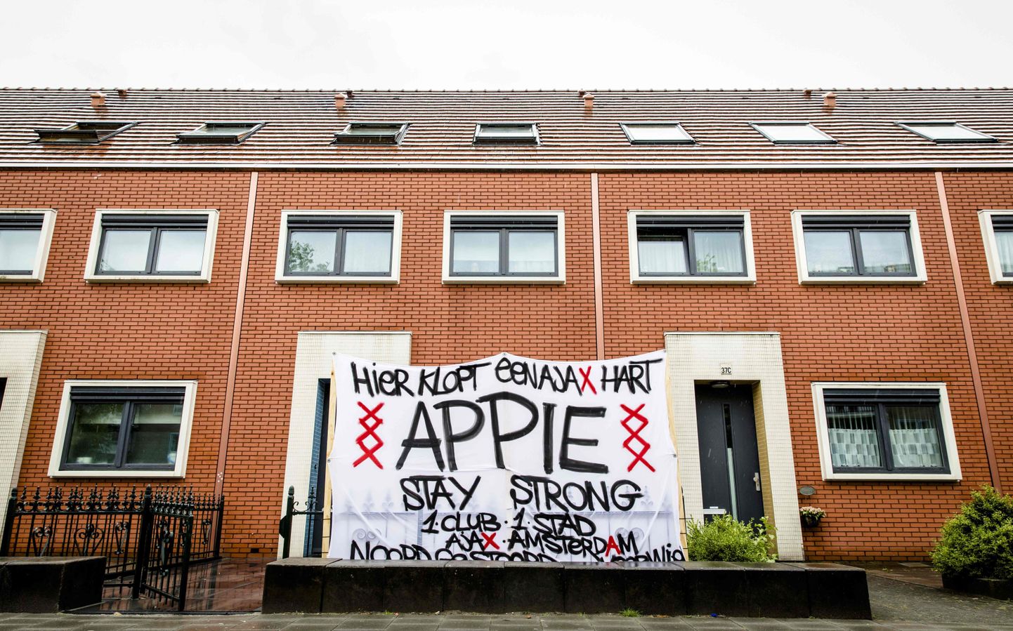 "Siin tuksub Ajaxi süda" - fännid püstitasid Abdelhak Nouri maja ette heade soovidega plakati