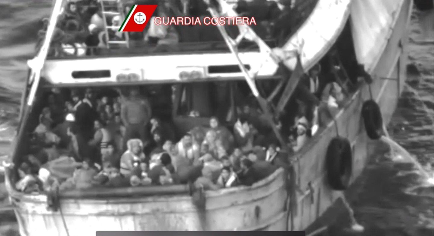 Itaalia piirivalve avaldas pildi 446 migranti vedanud laevast, kes kõik täna hommikul Calabria lähedal päästeti.