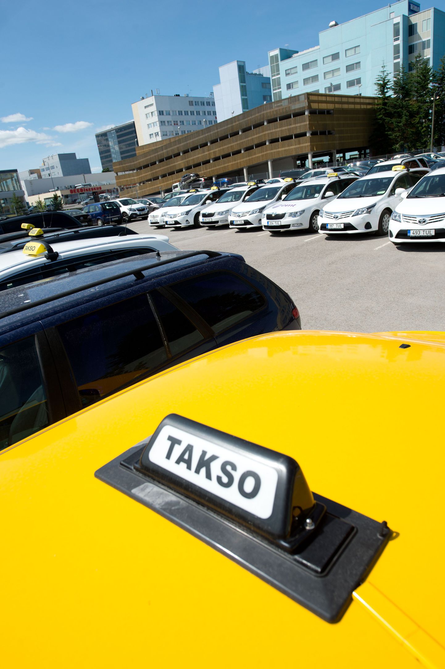 Taksojuhid ei pea teenindajakaardi saamiseks keelenõude täitmist tõendava dokumenti näitama.