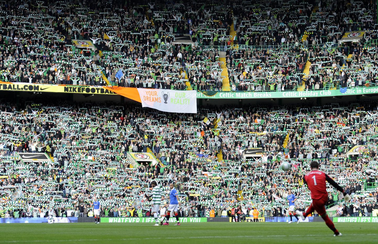 Glasgow Celticu fännid kodustaadionil omasid toetamas. Esiplaanil paneb palli mängu Rangersi väravavaht Allan McGregor.