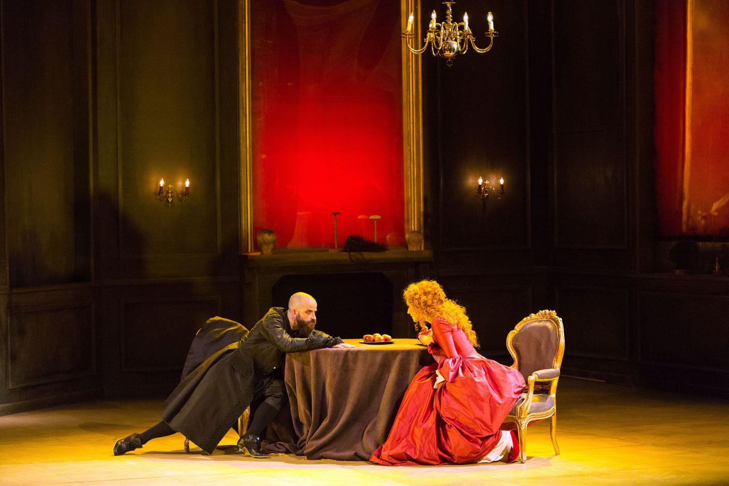Tartuffe (Marius Peterson) ja Elmire (Liina Olmaru) aktsioonis.