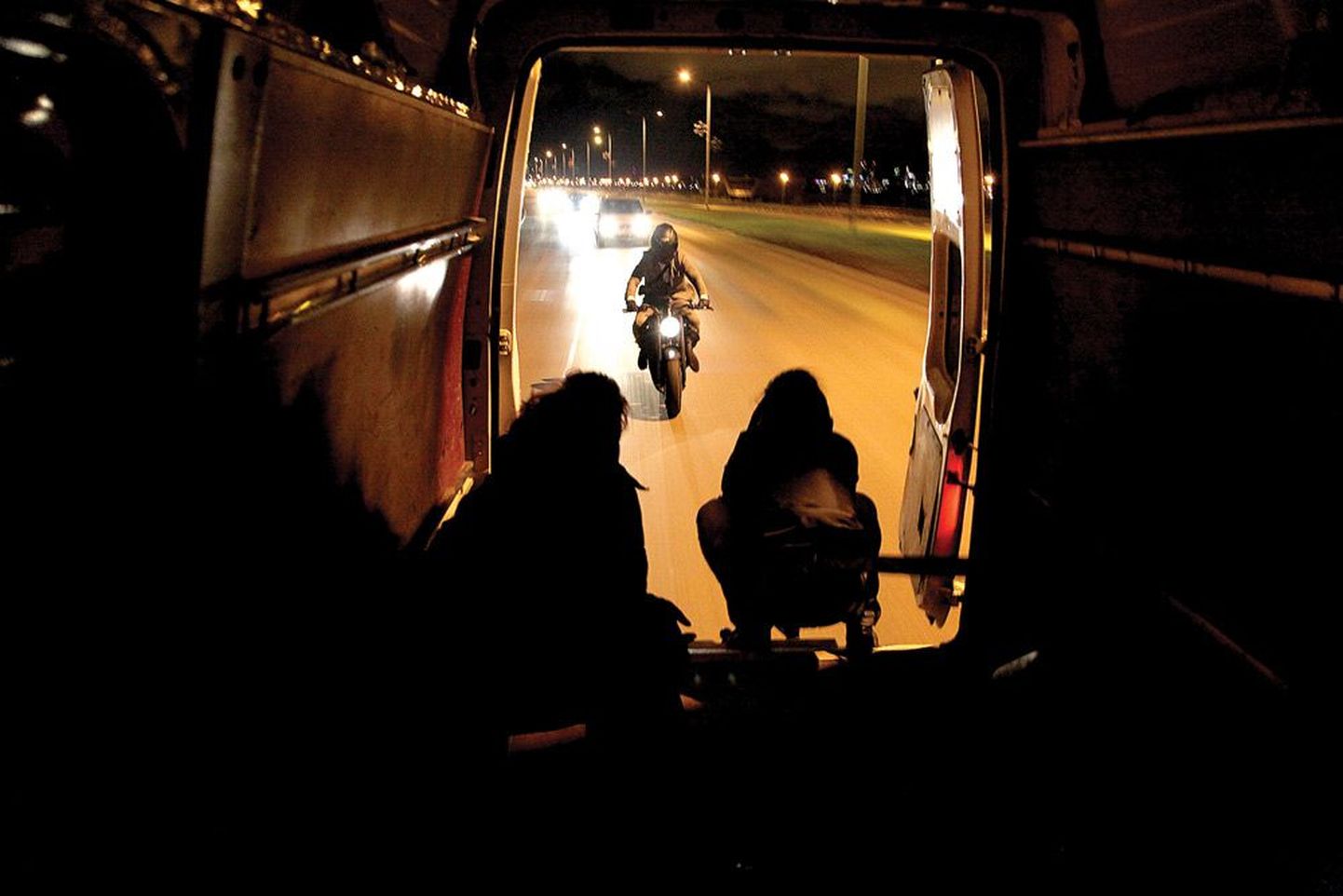 Filmi peategelane kihutab mööda teed. Kaameramees Heigo Lepla (paremal) filmib avatud tagaustega väikebussist, kuhu tal on tulnud end rihmadega kinnitada.