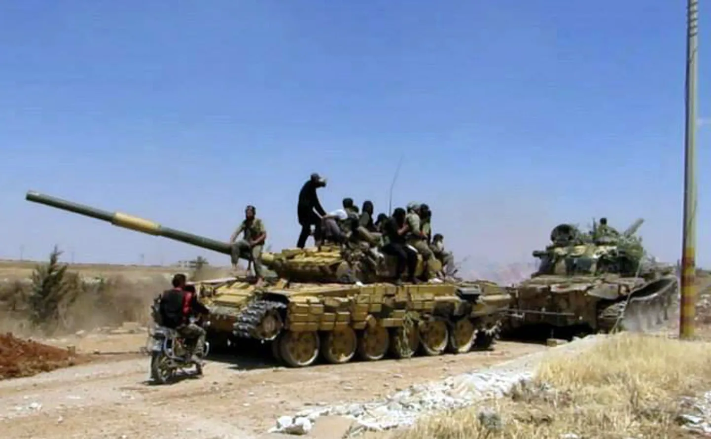 Süüria valitsusvastased tankidega Idlibi provintsis Põhja-Süürias.