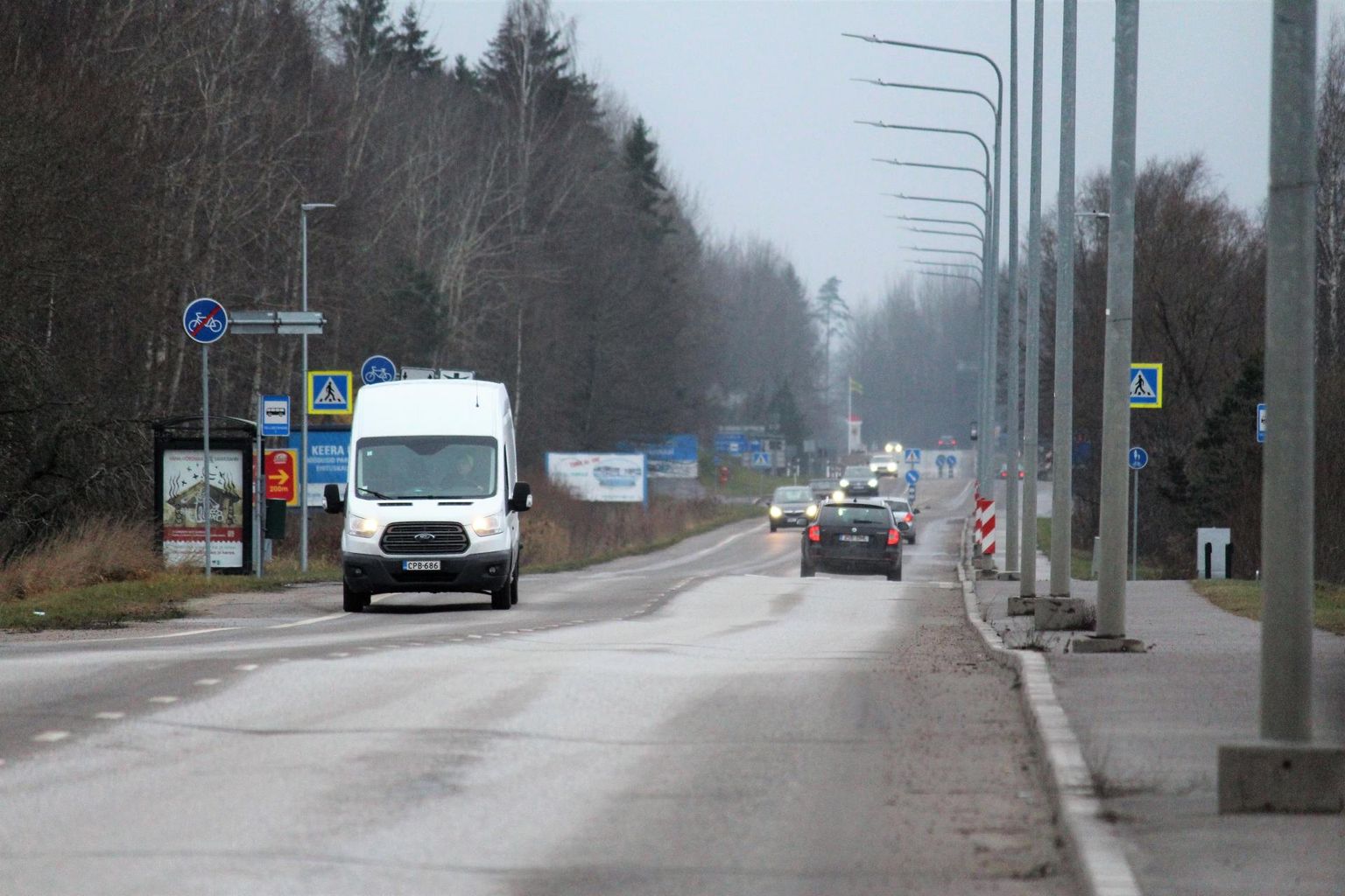 Linna esindustee on praegu hüplik. Selle aluspind on rajatud eri aegadel ning hiljem tehtud torutöid. Läbikaevatud kohad on aga paisunud ja ajapikku eri määral tõusnud.