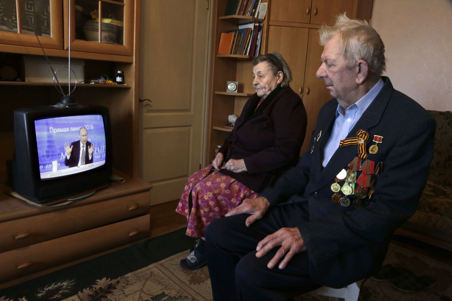 91-aastane sõjaveteran Mihhail Hramtsov jälgimas abikaasaga Vladimir Putini otsesaadet Venemaa poolt okupeeritud Krimmis asuvast Simferopolist.