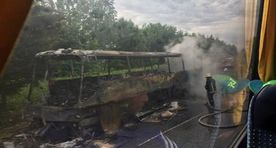 Фото: в Латвии полностью сгорел автобус, перевозивший детскую футбольную команду