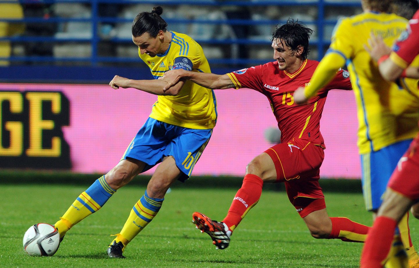 Zlatan Ibrahimovic (vasakul) võitleb Montenegro kaitsja Stefan Saviciga.