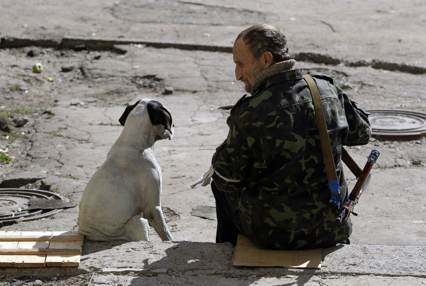 Venemeelne separatist koos koeraga kuu algul Donetskis.