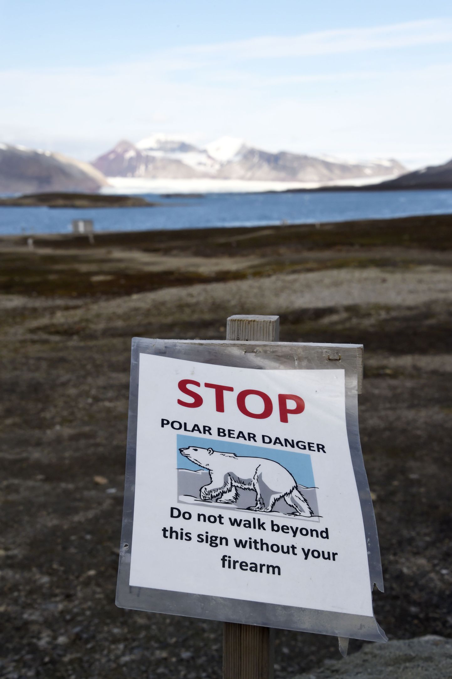 Jääkarude eest hoiatav silt Ny-Ålesundis