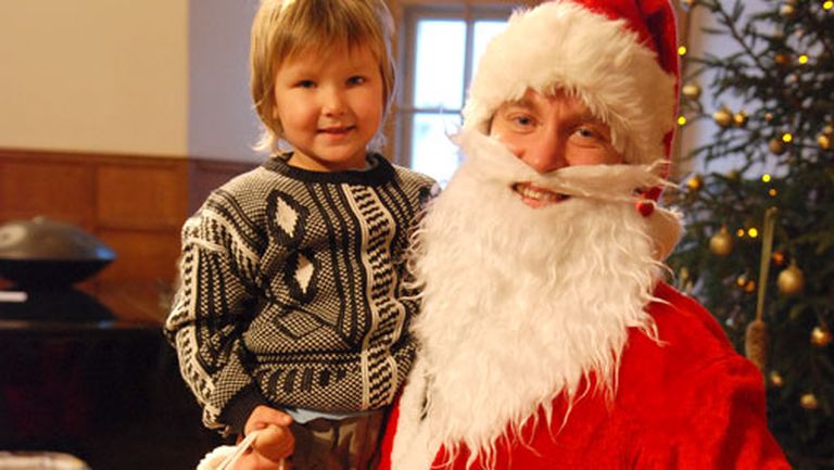 Ieraugot īstu Ziemassvētku vecīti un dāvanas, bērnu acis mirdzēja neviltotā priekā