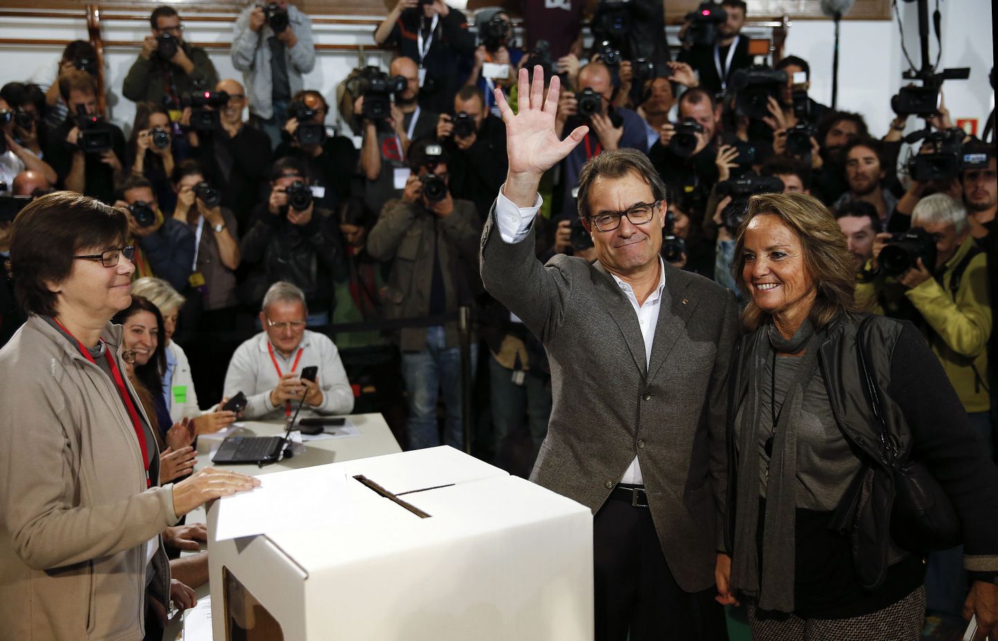 Kataloonia president Artur Mas ja tema  abikaasa Helena Rakosnik osalemas sümboolsel hääletusel Barcelonas.