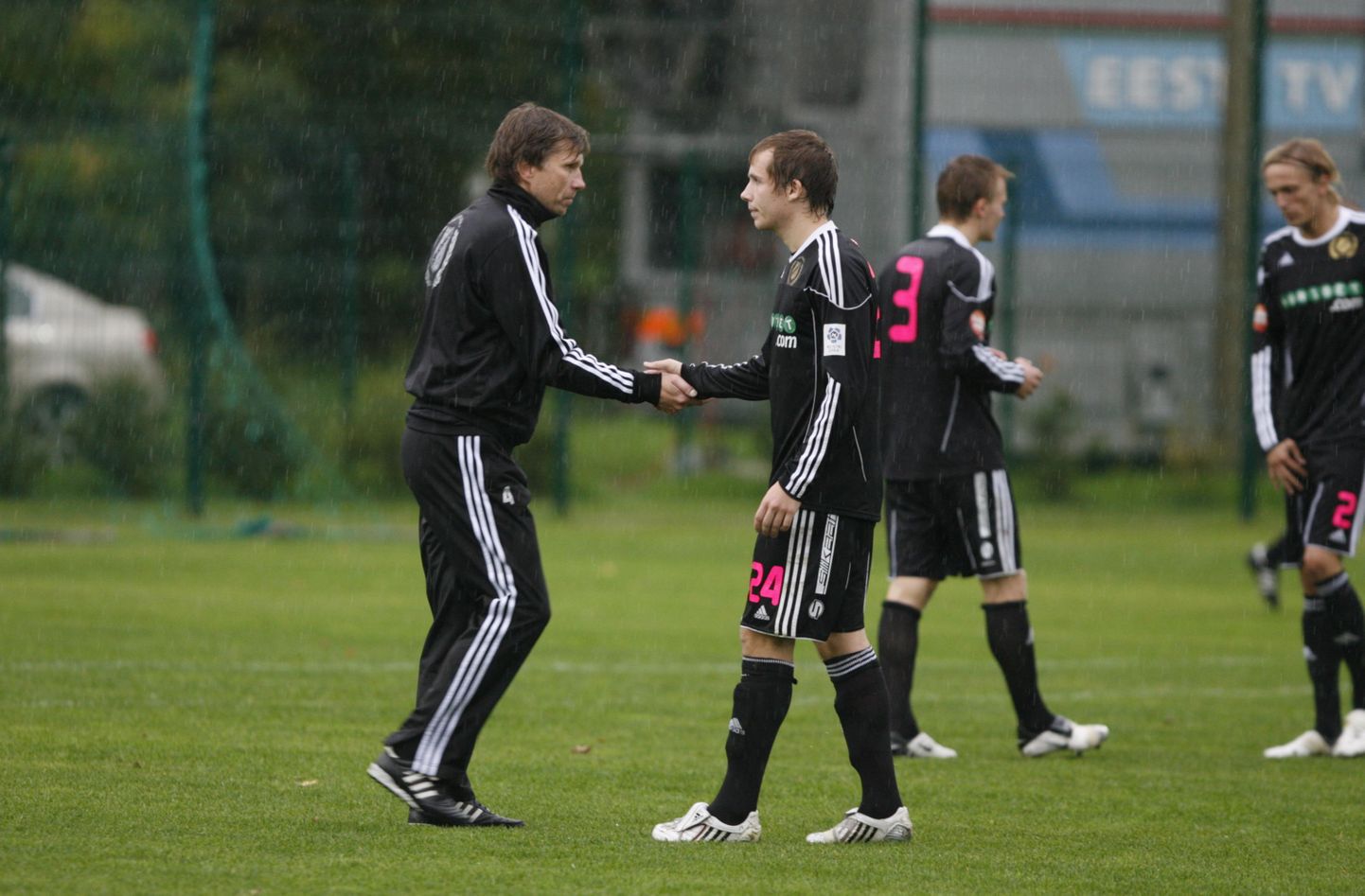 Nõmme Kalju peatreener Igor Prins (vasakul) koos mängijatega.