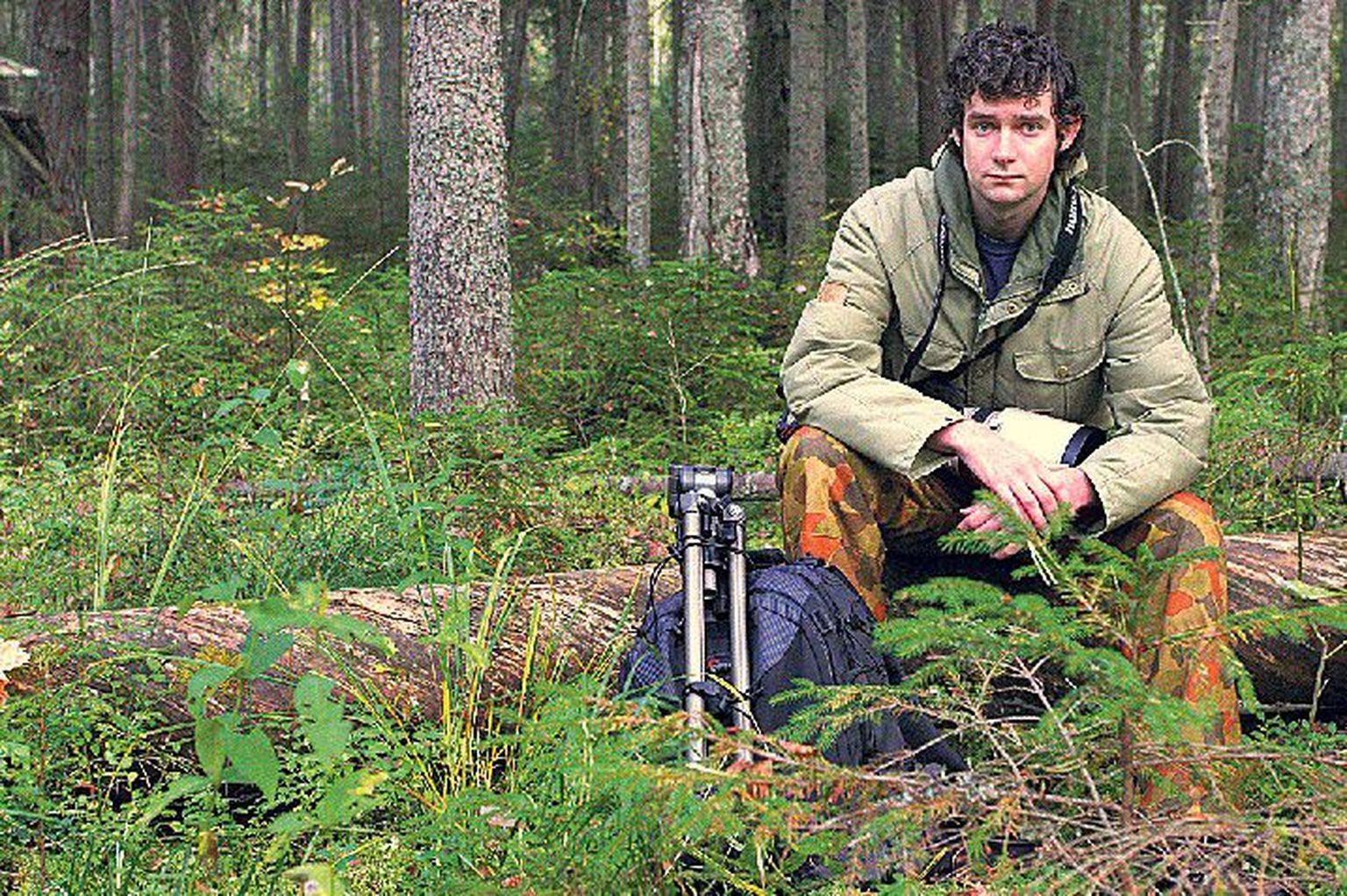 Läheb loodusesse sisse: fotograaf Remo Savisaar püüab sulanduda metsaellu nii, et loomad ja linnud lubaksid ta pildistamiseks piisavalt lähedale.