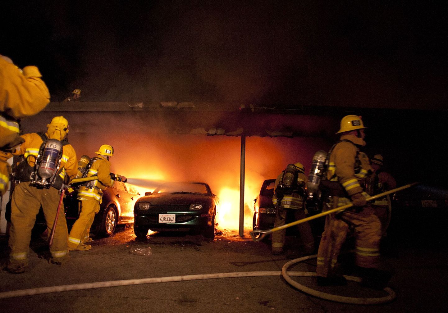 Los Angelese tuletõrjujad põlengut kustutamas