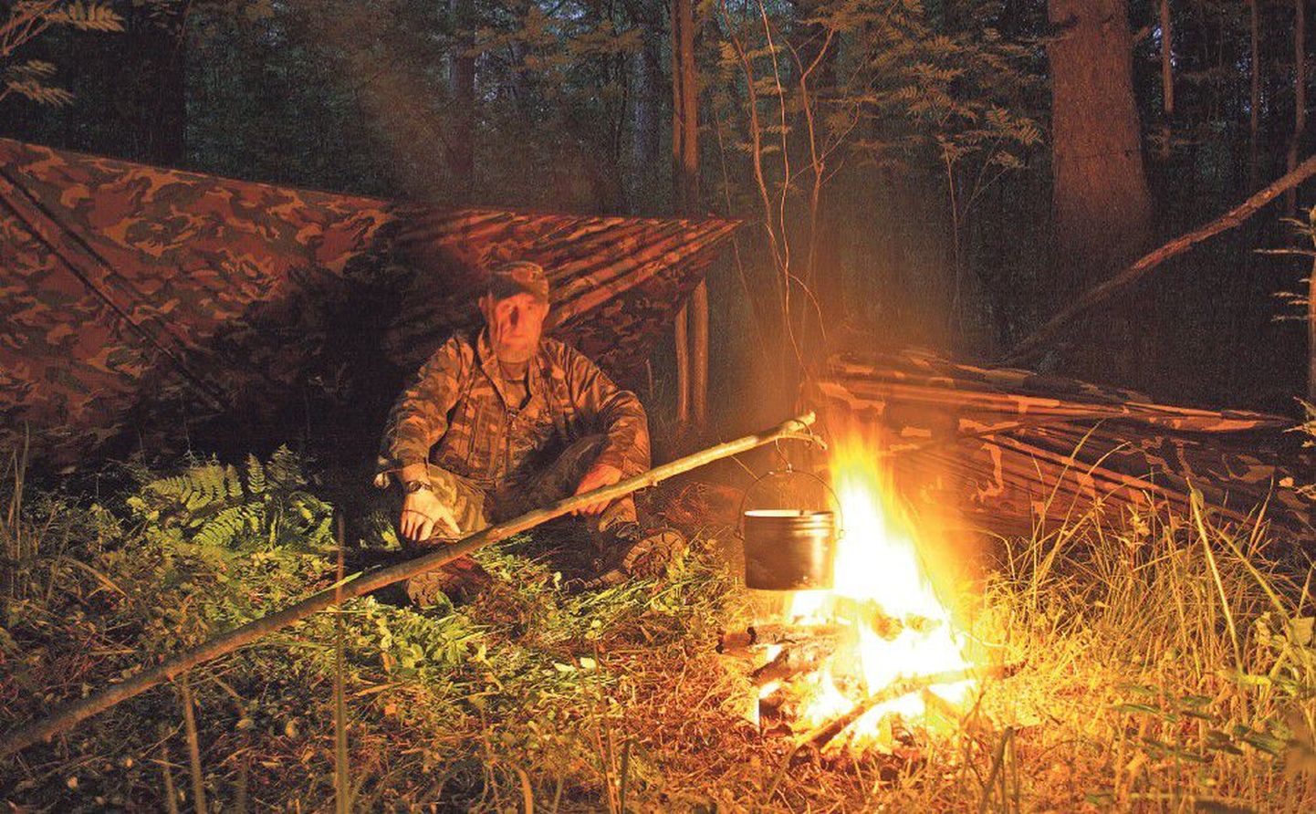 Николай Назаров умеет разводить костер трением, но без защищенных от влаги спичек в лес не пойдет.