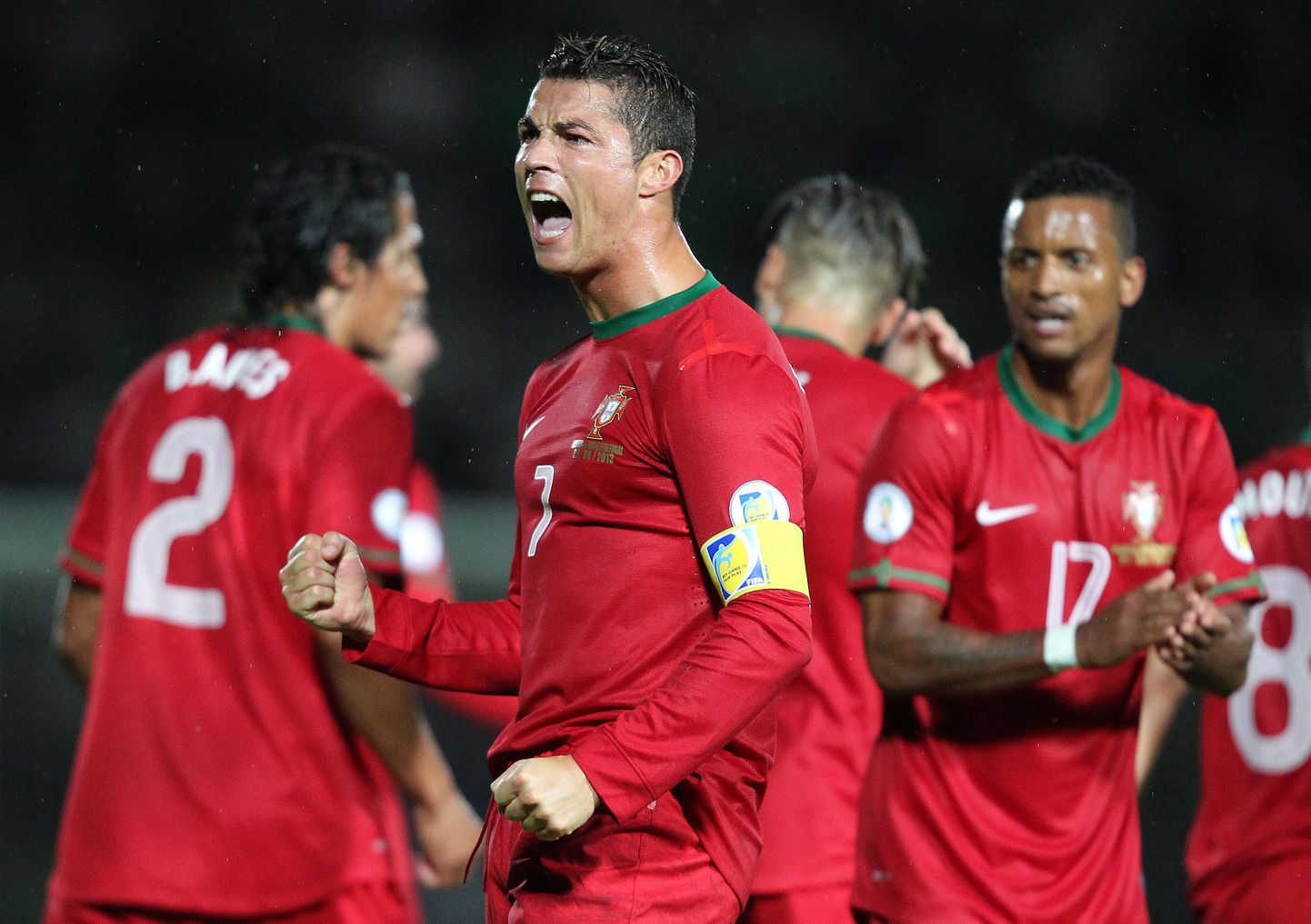 Cristiano Ronaldo koondisekaaslastega rõõmustamas.