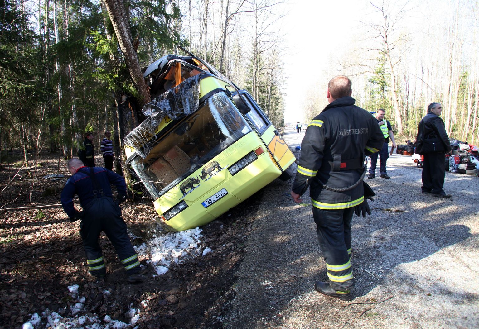 Rõõmu-Viira teel juhtus liiklusõnnetus Peterburi laste bussiga.