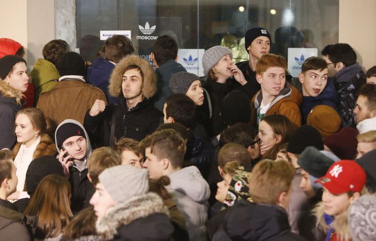 Люди стоят за кроссовками в Москве. 