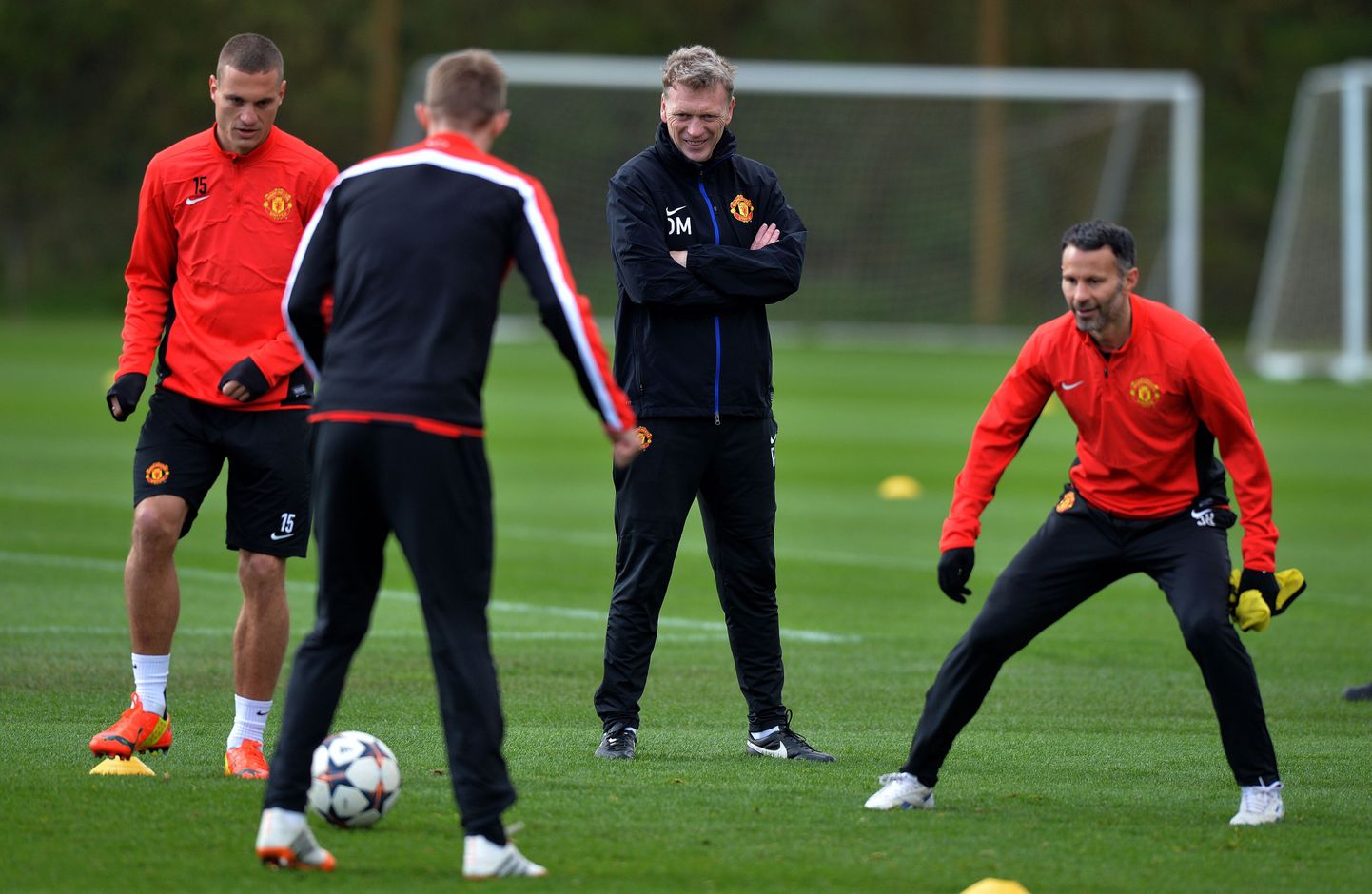 David Moyes (keskel) ja Ryan Giggs (paremal) Manchester Unitedi treeningul.