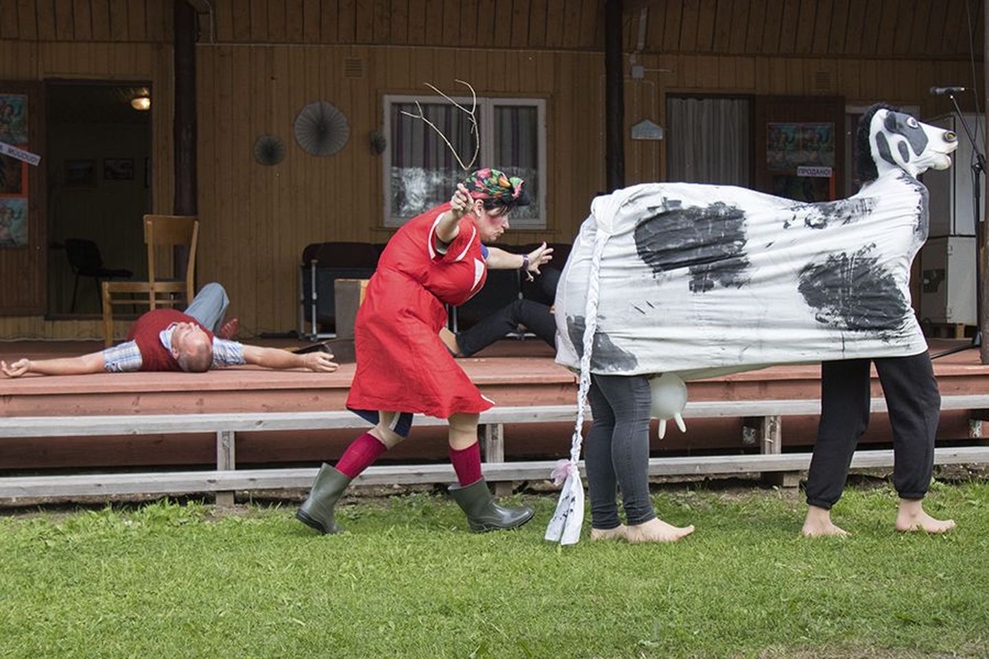 Voodilinast lehm ja rahvajant, aga ka tükke tõsisest teatrist: seda kõike sai näha 13. Kuhjavere külateatrite festivalil.