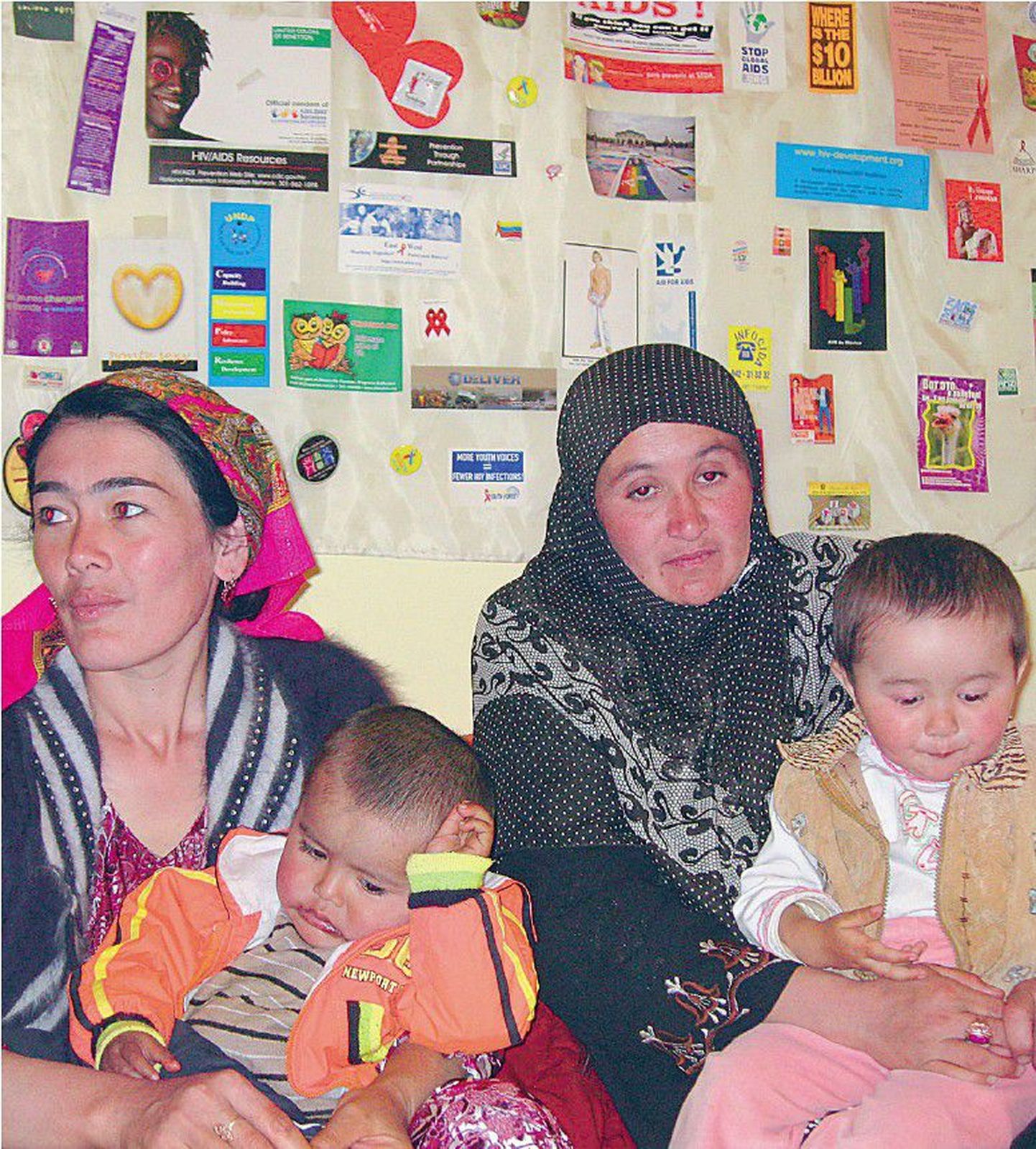 Kirgiisitarid Dilfuza Mustafakulova (vasakul) ja Zarifa Šamšijeva oma lastega Kõrgõzstani lõunaosas Oši linnas, kus asuvas haiglas lapsed HIViga nakatati.