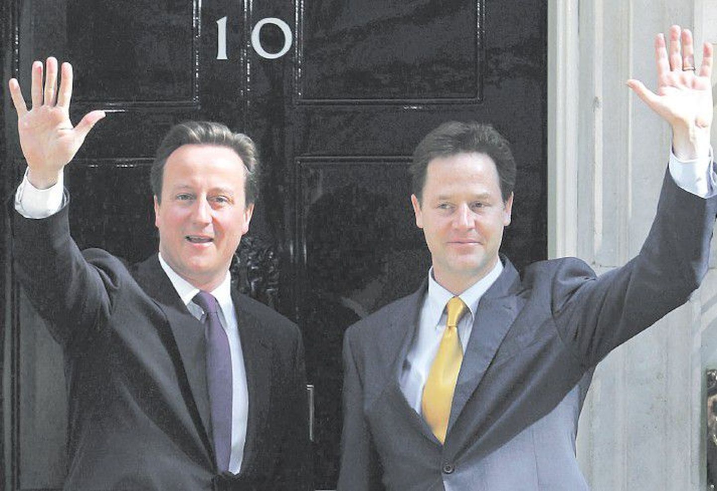 Новый премьер-министр Дэвид Кэмерон (слева) и его партнер по коалиции Ник Клегг перед резиденцией правительства.