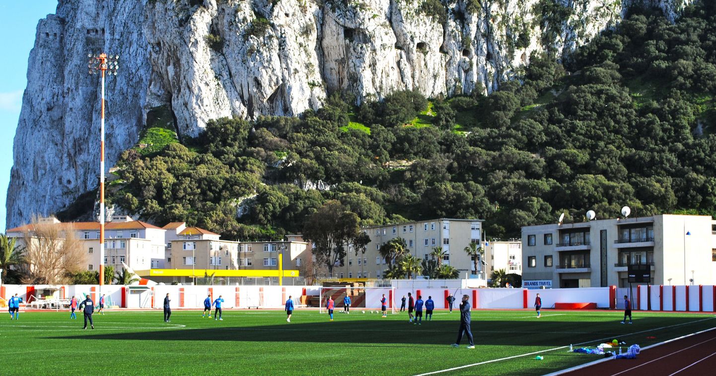 Eesti jalgpallikoondis asub täna mängima üsna omapärases paigas, sest Gibraltari senine ainuke staadion asub kõrge kalju ääres.