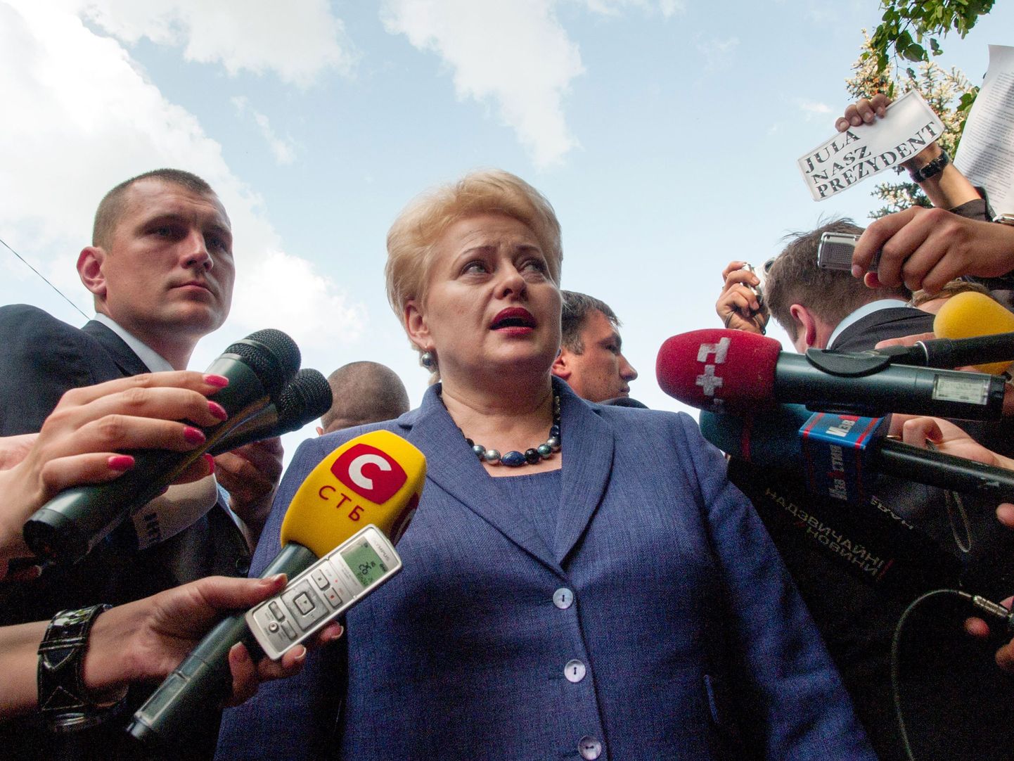 Leedu president Dalia Grybauskaite täna Ukrainas Harkivi linnas ajakirjanikega rääkimas.