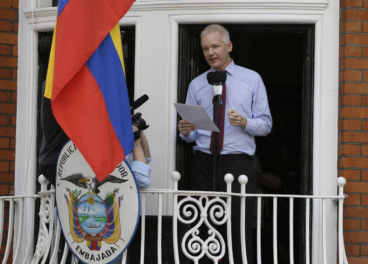 Джулиан Ассанж произнес в воскресенье первую за последние два месяца публичную речь с балкона второго этажа посольства Эквадора в Лондоне.