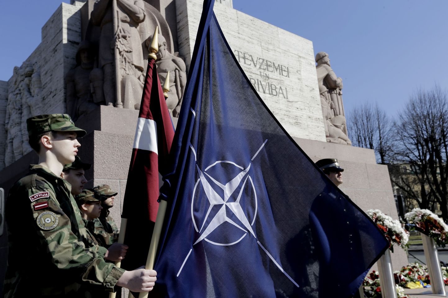 Läti sõdur NATO lipuga.