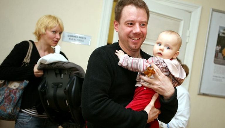 Bijušais Rīgas domes deputāts Jānis Mārtiņš Skuja ar meitu un bērna māti. 